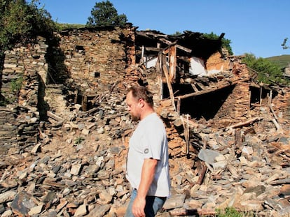 Martin Verfondern pasa ante unas ruinas de Santoalla do Monte en septiembre de 2009.