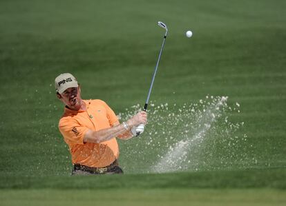 Fumando un puro durante una ronda de prácticas en el Masters de Golf de Augusta de 2010, en Georgia, Estados Unidos.