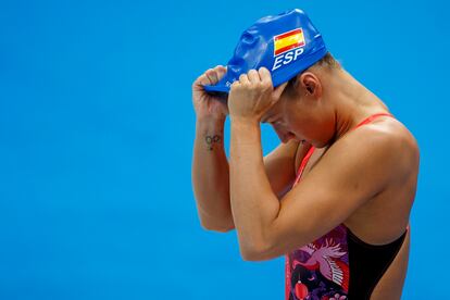 Mireia Belmonte se pone el gorro antes de entrenar en el Centro Acuático de Tokio.