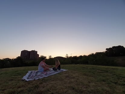 Pareja de amigos, al amanecer en el parque de las siete tetas.