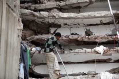 Un hombre busca a su hermano desaparecido entre los escombros del derrumbe de un edificio en Savar, en Dacca (Bangladesh). EFE/Archivo