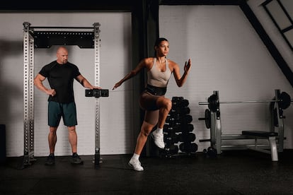 Chica con el Speediance Gym Nano colocado