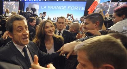Nicolas Sarkozy, junto a Carla Bruni, saluda a los asistentes de su mitin en Marsella.