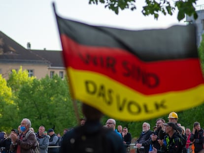 Simpatizantes de AfD ondean una bandera en la que se lee: "Nosotros somos el pueblo", en una protesta en Magdeburgo el 29 de abril de 2020.