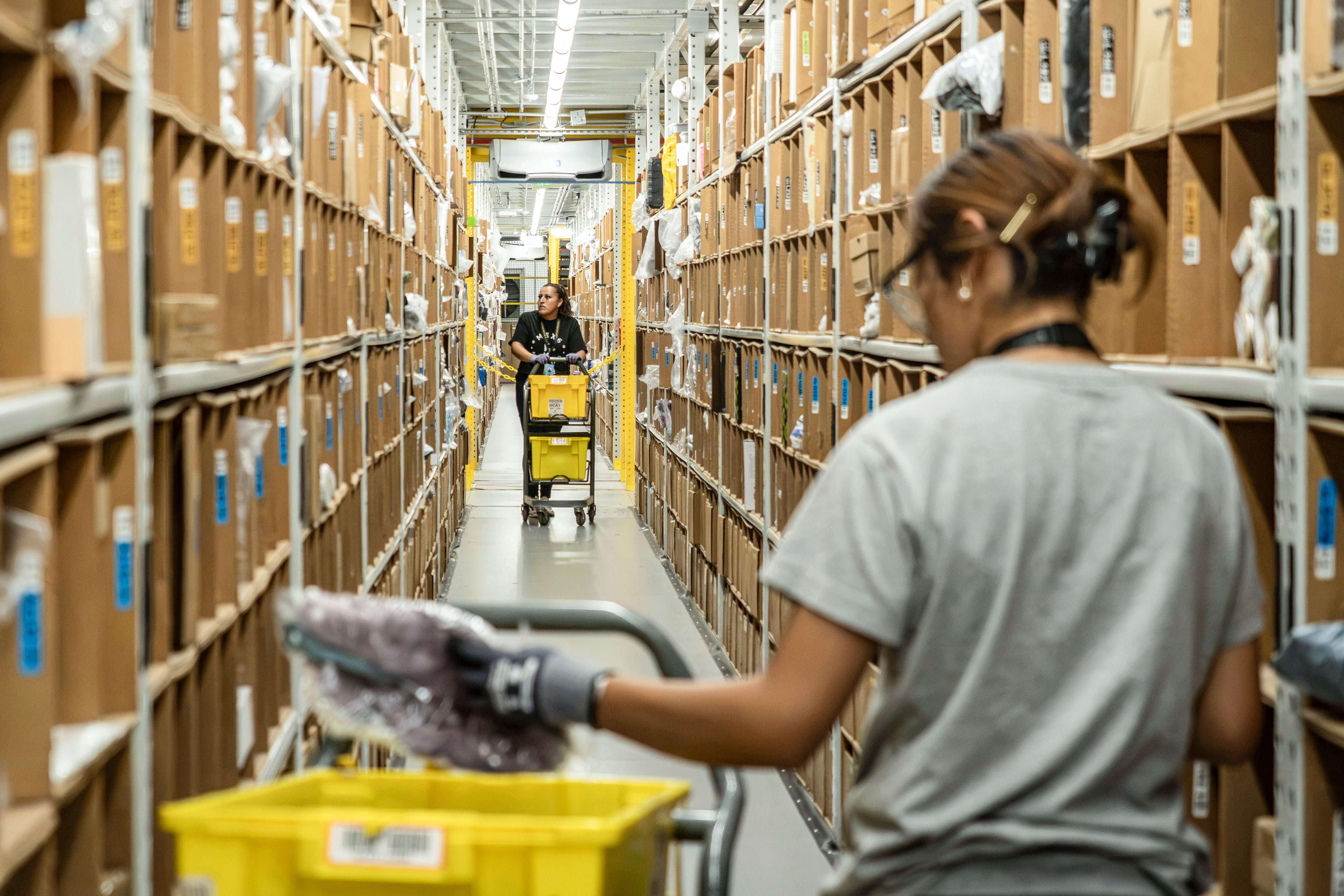 Trabajadores la nave industrial de Amazon.