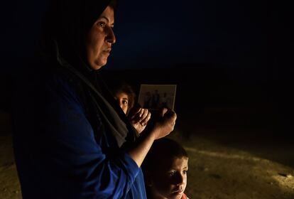 Sahora Hassan es madre de cinco hijos. Hace dos años que no sabe del paradero de su marido, Saed Abdallah Atya, desaparecido en las mazmorras del ISIS. Hoy, sobrevive con sus hijos gracias a la buena voluntad de los pocos vecinos que allí quedan.