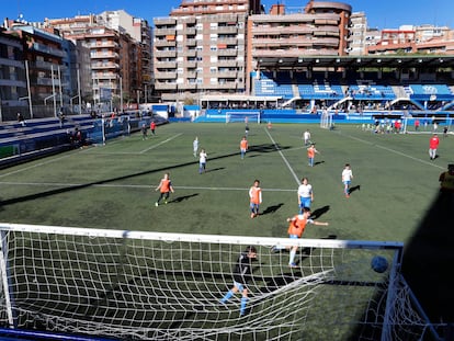 Niños de la escuela del Europa disputan un partido en el Nou Sardenya.