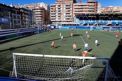 Niños de la escuela del Europa disputan un partido en el Nou Sardenya.