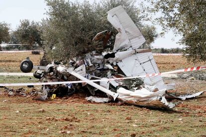 L'accident ha passat al voltant de les dues de la tarda als afores de Perales de Taju?a -localitat situada a 38 quilmetres al sud-est de la capital-, a prop del lmit amb Valdilecha, on l'avioneta, que s'havia enlairat a Sabadell (Barcelona) i es dirigia cap a l'aerdrom de Quatre Vientos, s'ha precipitat contra un arbre i ha cremat, han informat fonts de la investigaci.