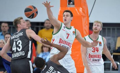 Voigtmann y Budinger, frente a los jugadores del Brose.