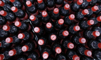 Botellas de Coca-Cola almacenadas en la planta de Utah, Estados Unidos, este viernes.