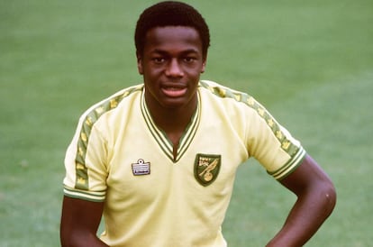 En 1990, el periódico 'The Sun' desvelaba la orientación sexual del londinense Justin Fashanu, jugador del Norwich City, camiseta con la que posa en esta foto.