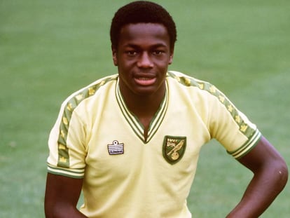 En 1990, el periódico 'The Sun' desvelaba la orientación sexual del londinense Justin Fashanu, jugador del Norwich City, camiseta con la que posa en esta foto.