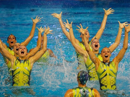 El equipo español de natación artística durante su ejercicio de rutina libre en el Preolímpico de Barcelona.