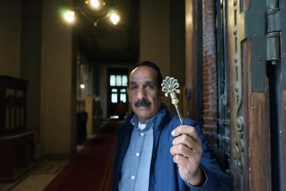 Raouf Fouad sostiene la llave de la Sinagoga de Sha'ar Hashamayim, o la Sinagoga de la calle Adly, en el centro de El Cairo, Egipto.