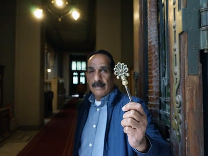 Raouf Fouad sostiene la llave de la Sinagoga de Sha'ar Hashamayim, o la Sinagoga de la calle Adly, en el centro de El Cairo, Egipto.