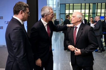 Desde la izquierda: el ministro de Asuntos Exteriores de Ucrania, Dmitro Kuleba, el secretario general de la OTAN, Jens Stoltenberg, y el alto representante para la Política Exterior de la UE, Josep Borrell