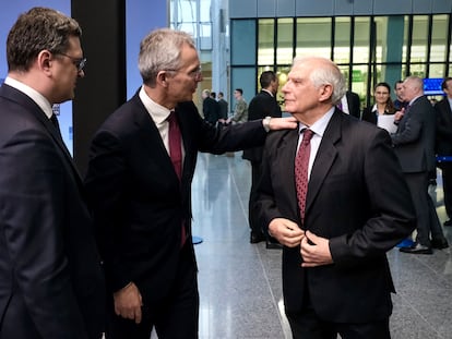 Desde la izquierda: el ministro de Asuntos Exteriores de Ucrania, Dmitro Kuleba, el secretario general de la OTAN, Jens Stoltenberg, y el alto representante para la Política Exterior de la UE, Josep Borrell
