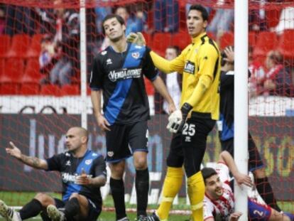 Varios jugadores del Rayo, tras encajar un gol en el encuentro ante el Sporting de Gijón