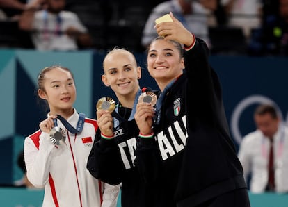 De izquierda a derecha, Zhou Yaqin, Alice D'Amato y Manila Esposito, posan para una foto con sus medallas olmpicas de la prueba de viga de equilibrios.