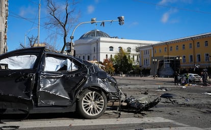 La policía inspecciona los vehículos dañados tras el ataque ruso en el centro de Kiev. El ataque ruso ha tenido lugar en el distrito Shevchenko, un barrio céntrico de la capital ucrania.
