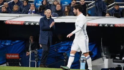 Zidane aplaude un lance del partido en presencia de Isco.