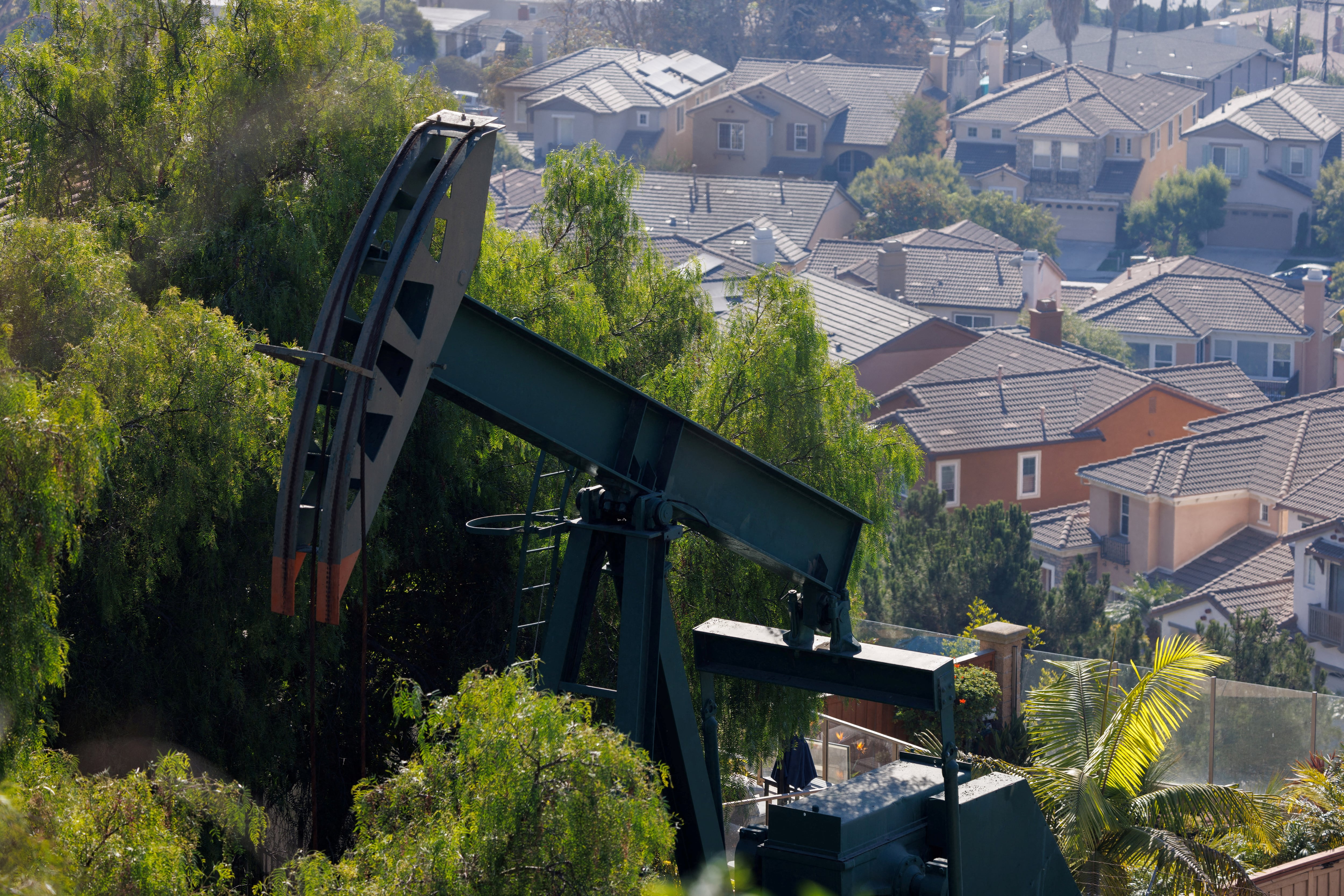 Pozo de petróleo en un barrio residencial de Signal Hill (California, EE UU), el 14 de noviembre.