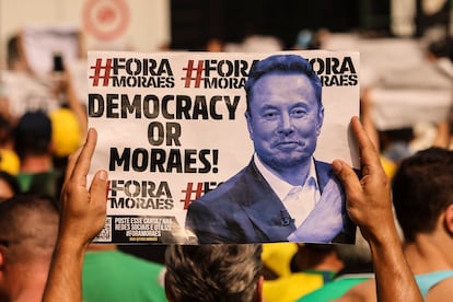 Supporters of Jair Bolsonaro participate in a protest against the suspension of the social network X in the country, in Sao Paulo, on September 7, 2024. 