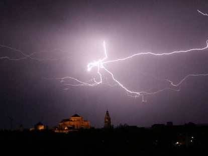 Una tormenta de verano descarga sobre Córdoba el pasado sábado.