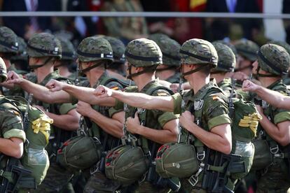 Soldados durante el desfile del D&iacute;a de las Fuerzas Armadas.