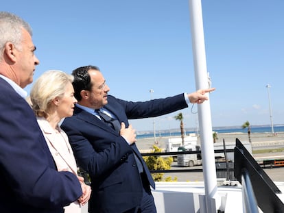 La presidenta de la Comisión Europea, Ursula von der Leyen (centro), inspeccionaba el viernes, junto al presidente chipriota, Nikos Christodoulides, a su izquierda, el puerto de Lárnaca, en Chipre.