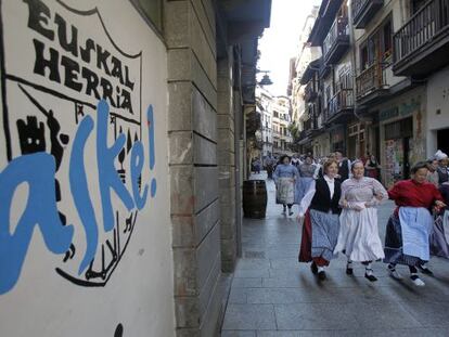 Un grupo de 'dantzaris' en Hernani este fin de semana.