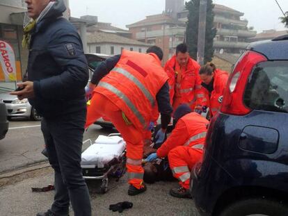 Los servicios de emergencias atienden a uno de los heridos en Macerata.