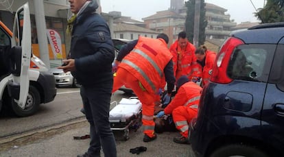 Los servicios de emergencias atienden a uno de los heridos en Macerata.