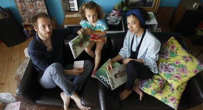 Joseán Vilar, Silvana Catazine, y la hija de ambos, Valentina, con ejemplares de 'Naif', revista para “padres inquietos”.