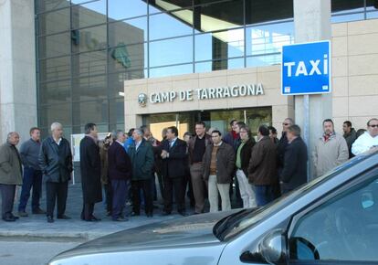 Un taxi a l'estació de Camp de Tarragona.