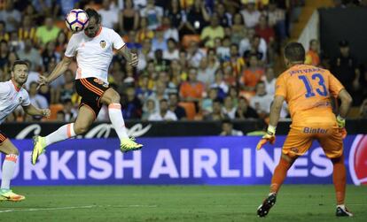 Paco Alcácer remata de cabeza en el partido ante Las Palmas.