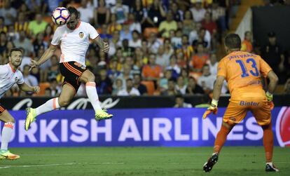 Paco Alc&aacute;cer remata de cabeza en el partido ante Las Palmas. 