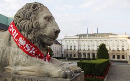 La estatua de un león frente al palacio presidencia de Polonia, en Varsovia, arropado con una bufanda que anima a la selección polaca.