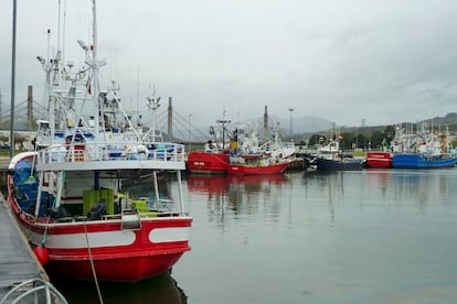 Barcos en Colindres, Cantabria, amarrados por la subida combustible.