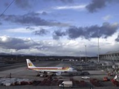 Un avi&oacute;n de Iberia en una pista de la Terminal T4 del aeropuerto de Madrid-Barajas.