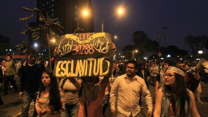 Miles de j&oacute;venes protestan en el centro hist&oacute;rico de Lima. 