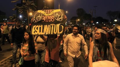 Miles de j&oacute;venes protestan en el centro hist&oacute;rico de Lima. 