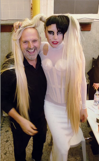 Sam McKnight con Lady Gaga en el desfile de Thierry Mugler de 2011 en una foto cedida por el peluquero.