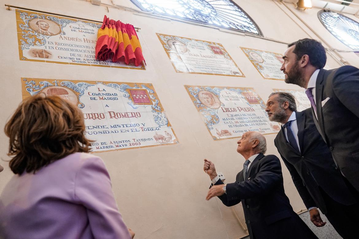 Andrés Hernando devela el azulejo que el CAT le dedicó en 2023.
