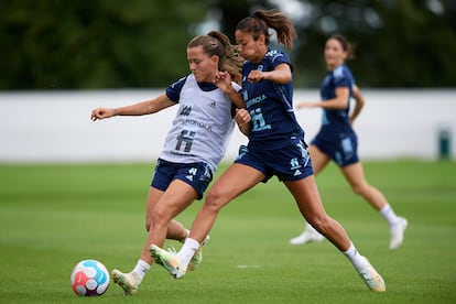 Entrenamiento de la selección femenina de fútbol para preparar su partido de Eurocopa el próximo viernes contra Finlandia en Milton Keynes, R. Unido.