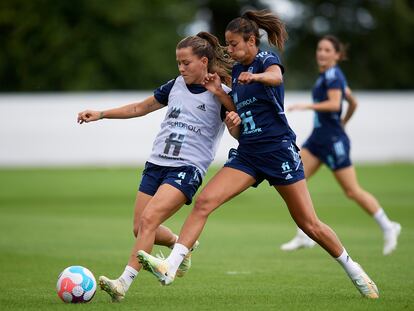 Entrenamiento de la selección femenina de fútbol para preparar su partido de Eurocopa el próximo viernes contra Finlandia en Milton Keynes, R. Unido.