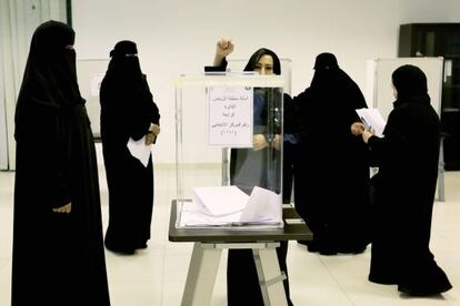Eleitoras depositam votos em Riad, na Arábia Saudita, neste sábado.