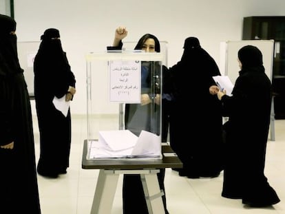 Eleitoras depositam votos em Riad, na Ar&aacute;bia Saudita, neste s&aacute;bado. 