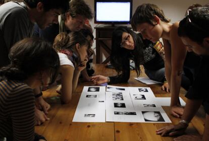 Un grupo de alumnos expone sus portafolios durante un taller en Albarracín.